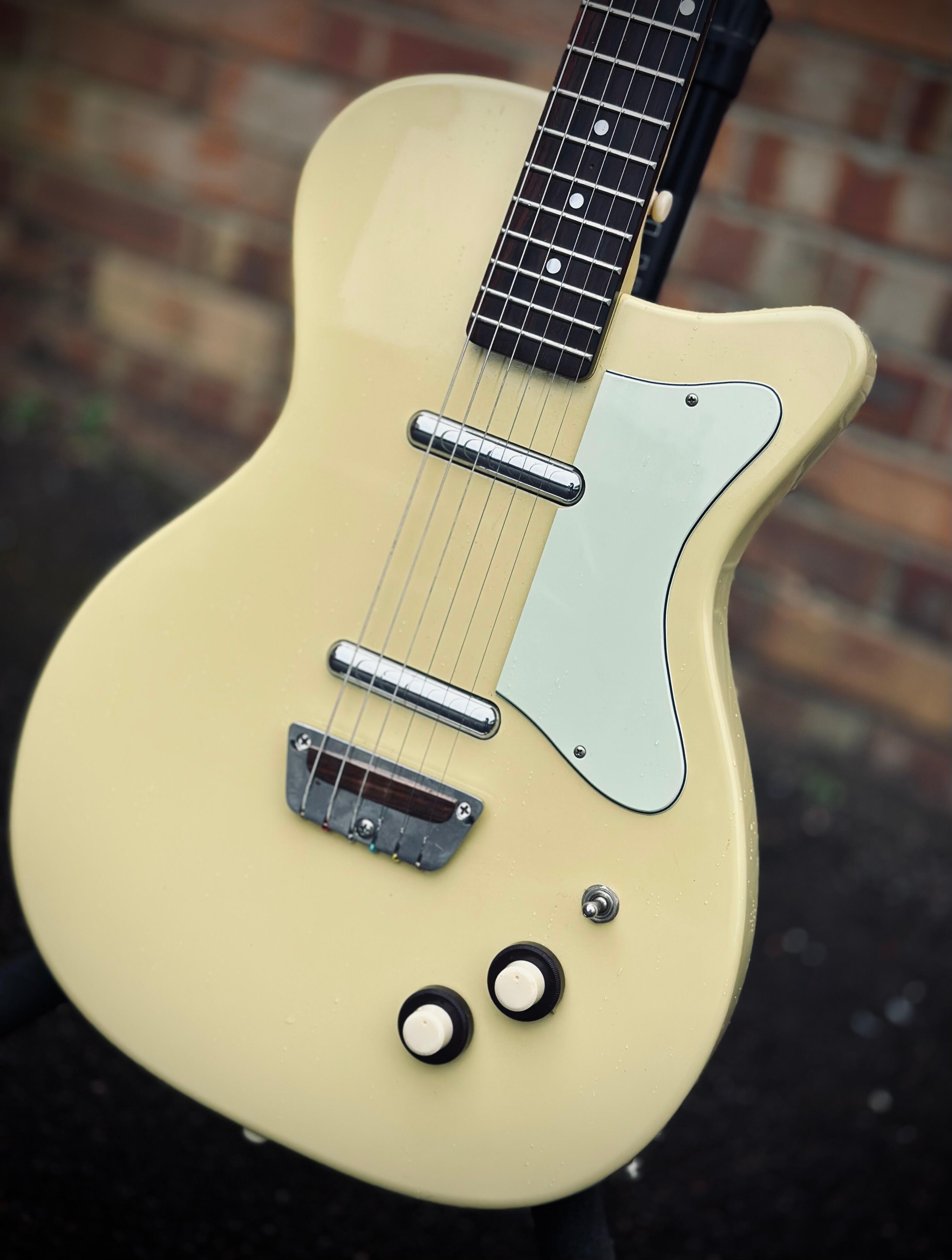 Danelectro U2 復刻モデルCream Burst エレキギター Danelectro U2 復刻モデルCream Burst エレキギター Electric Guitar