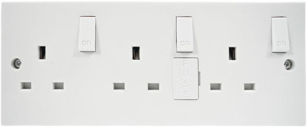 Eagle  Triple Switched Socket with Back Box, E342AA