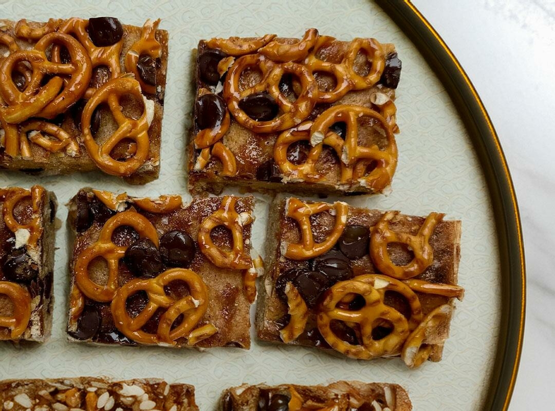 Pretzel White Chocolate Chips Blondies