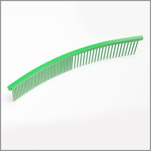 Curved grooming comb