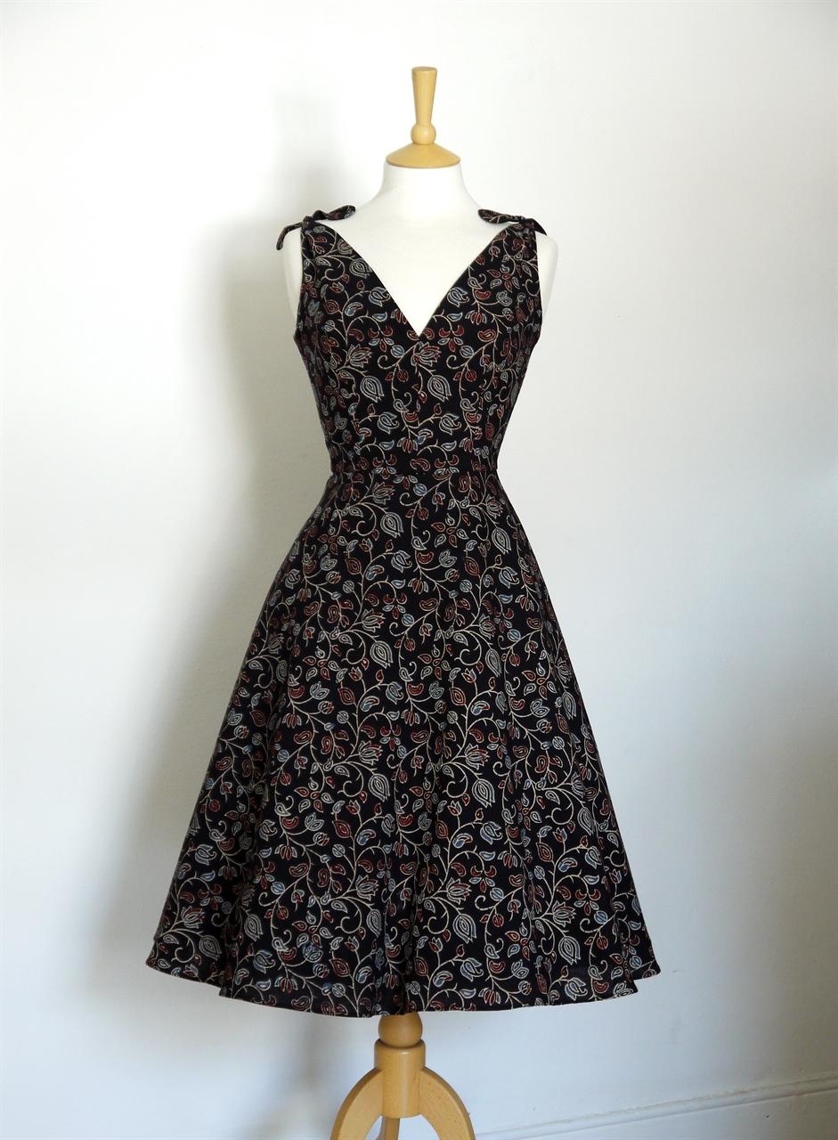 Size UK 10 - Twisting Vines V-Neck Dress