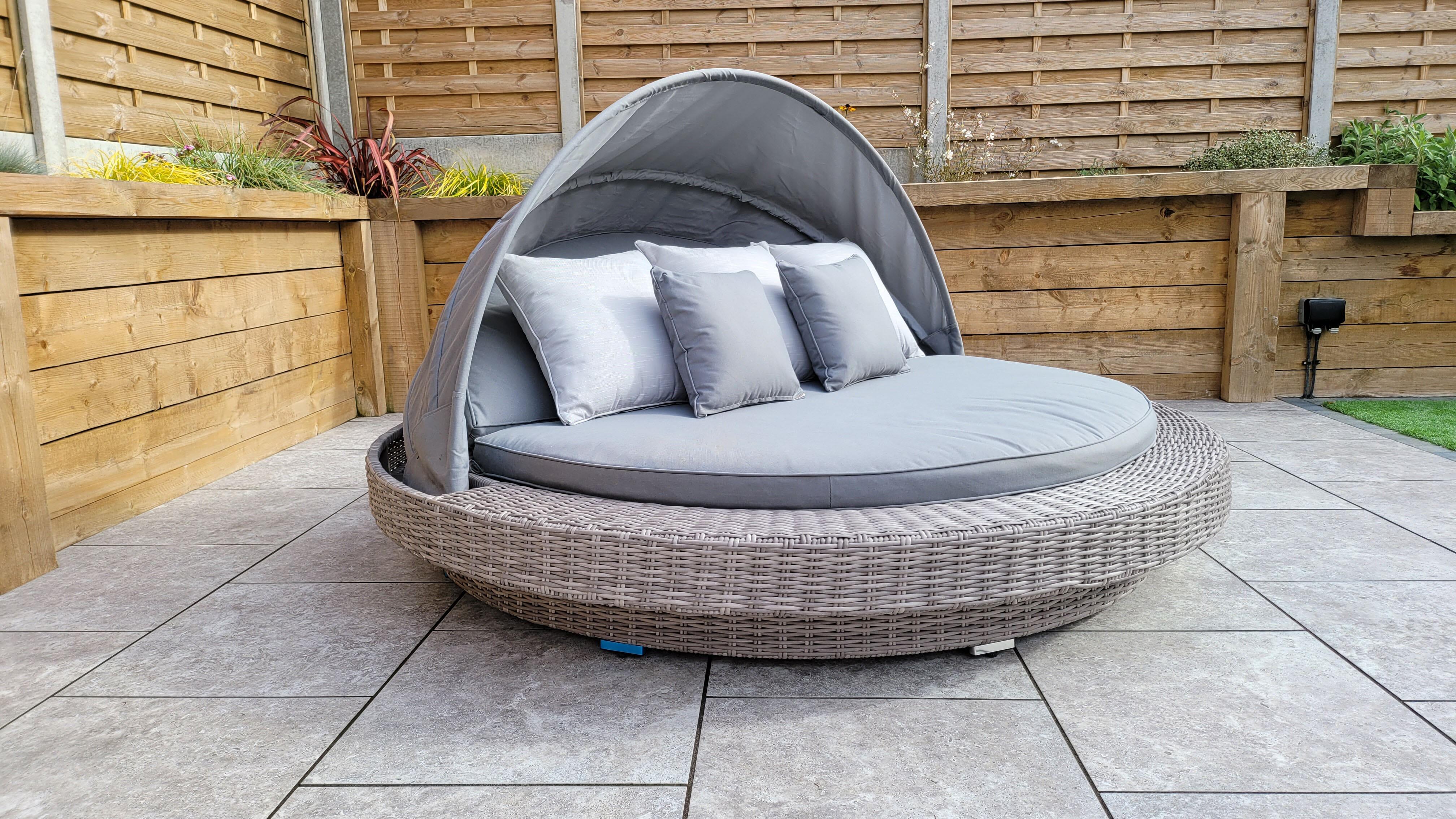 An image of Signature Weave Madison Daybed In Grey Garden Furniture