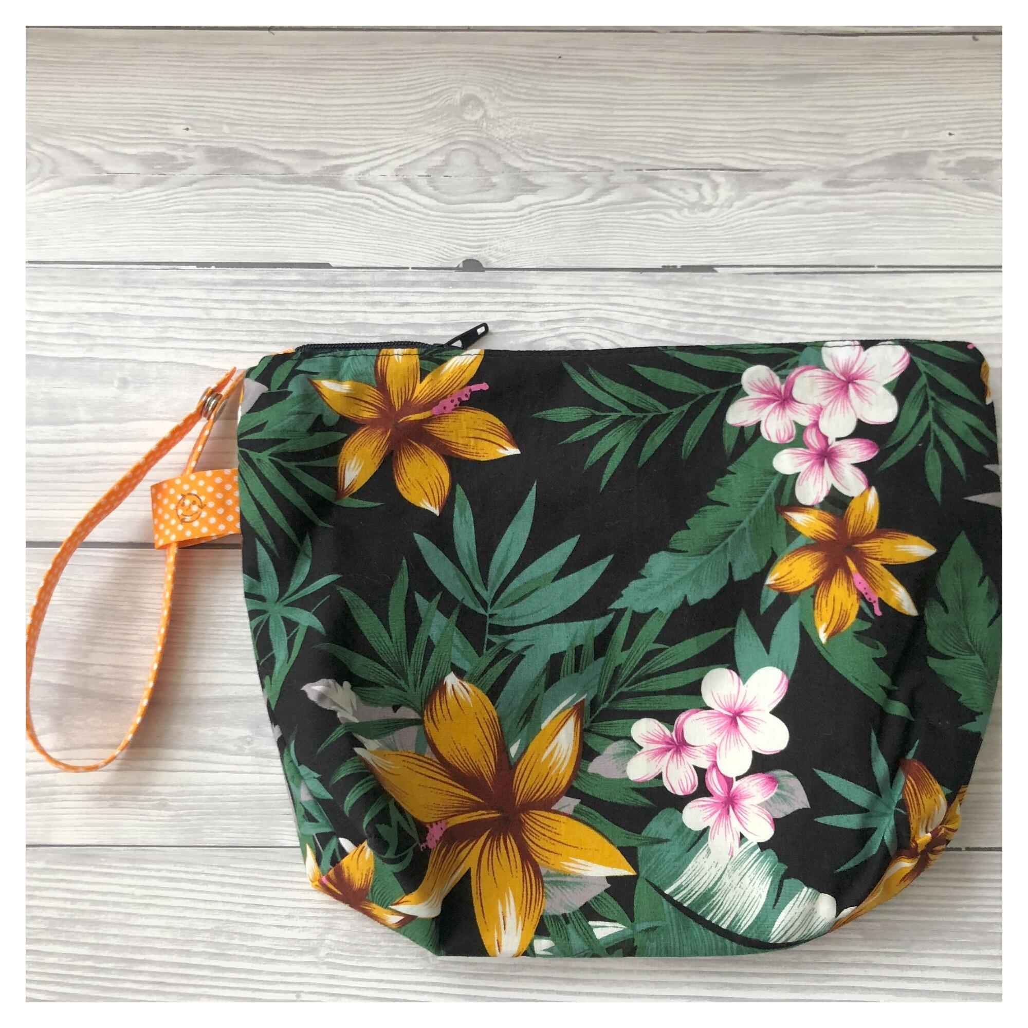 detail of the zip pouch with handle