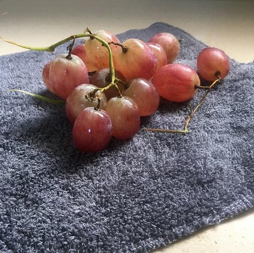 grey bamboo unpaper towel drying grapes