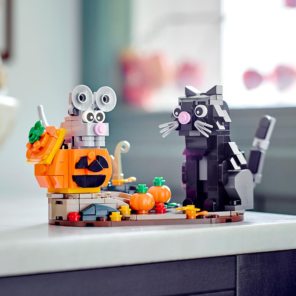 View 5 LEGO Halloween Cat & Mouse Set 40570