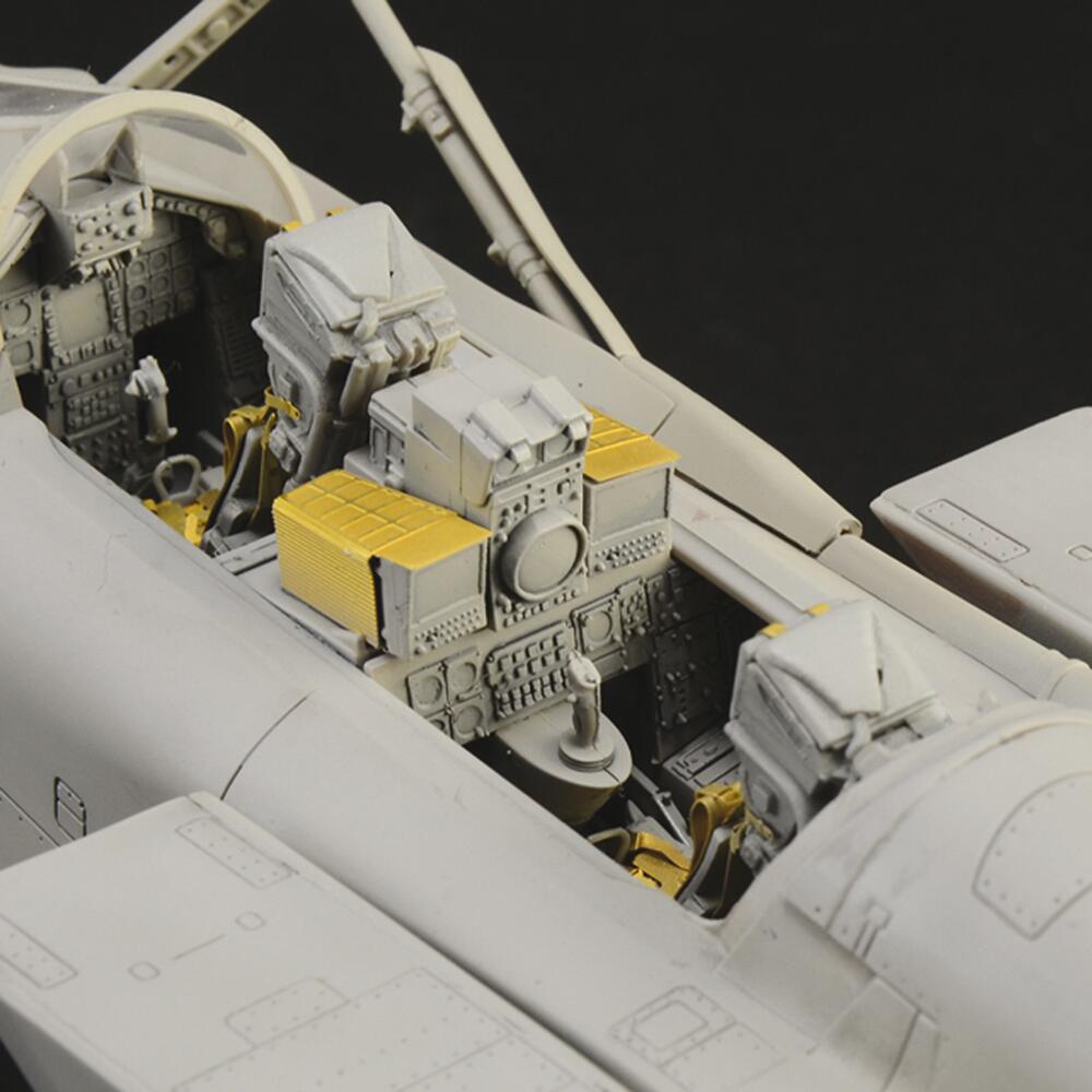 Italeri 2513 1/32 Tornado Aircraft Model Kit – New, Unassembled Plastic Kit!