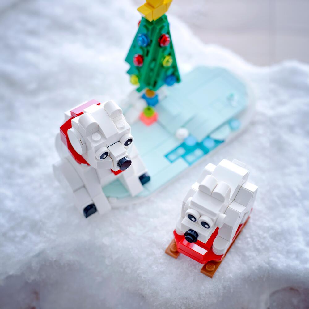 View 5 LEGO Wintertime Polar Bears Building Set 40571