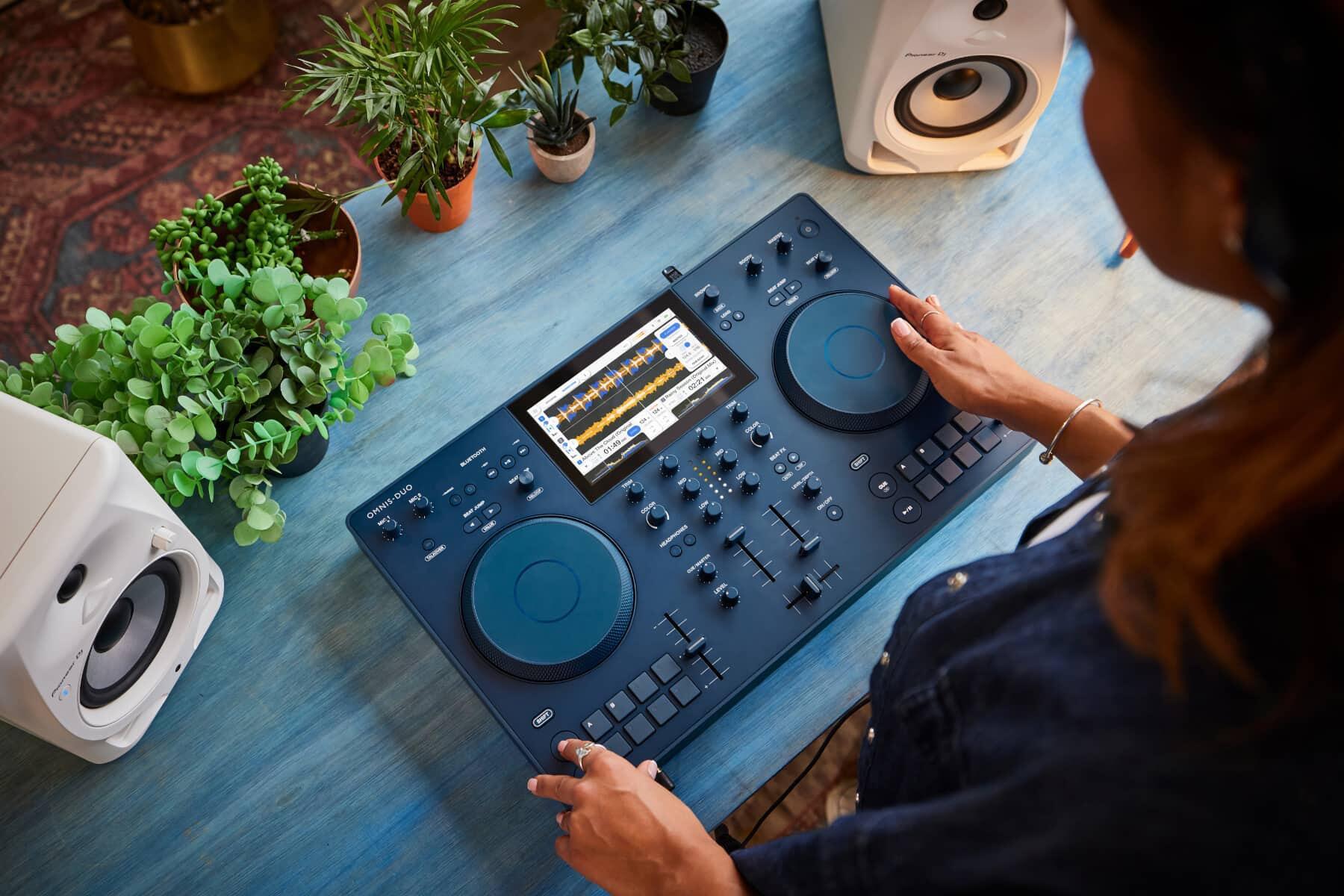 AlphaTheta OMNIS-DUO Portable All-In-One DJ System lifestyle image 4