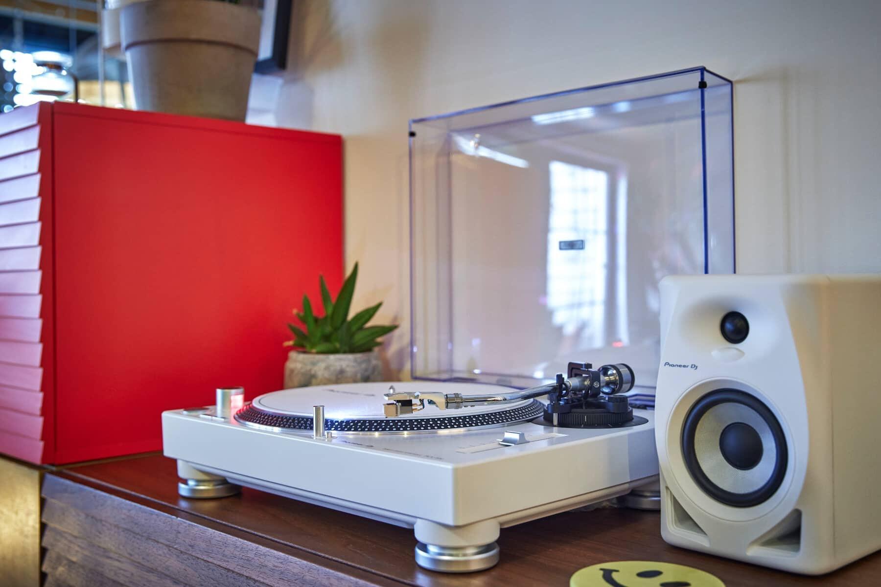 Pioneer DJ DM-40D-W speakers lifestyle image 2