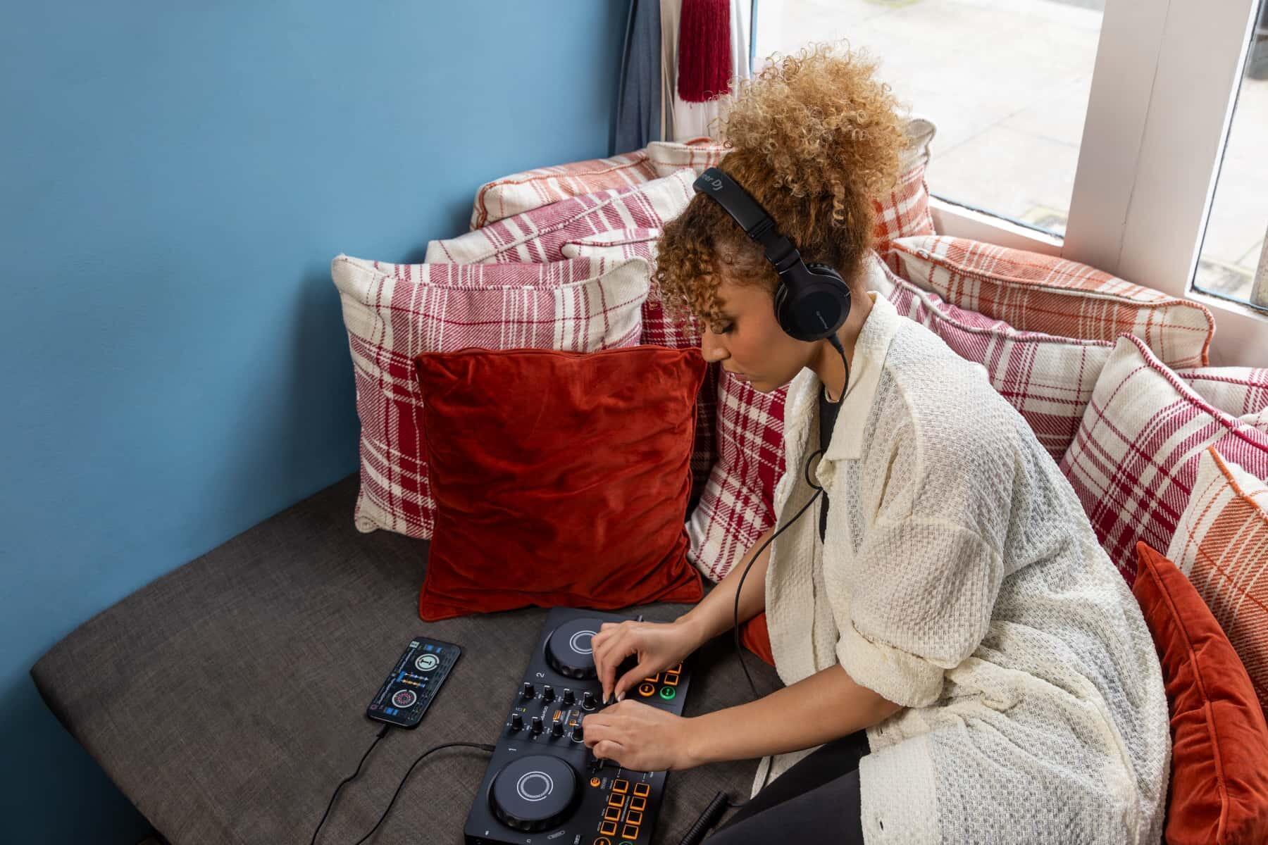 AlphaTheta DDJ-FLX2 lifestyle image 5