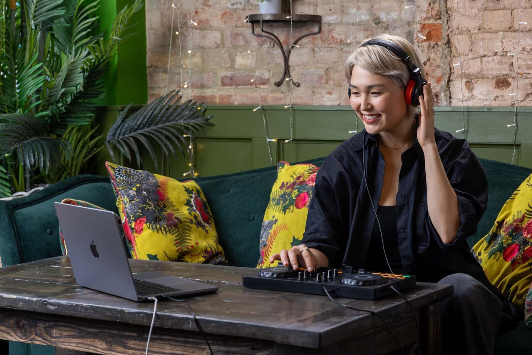 AlphaTheta DDJ-FLX2 lifestyle image 6