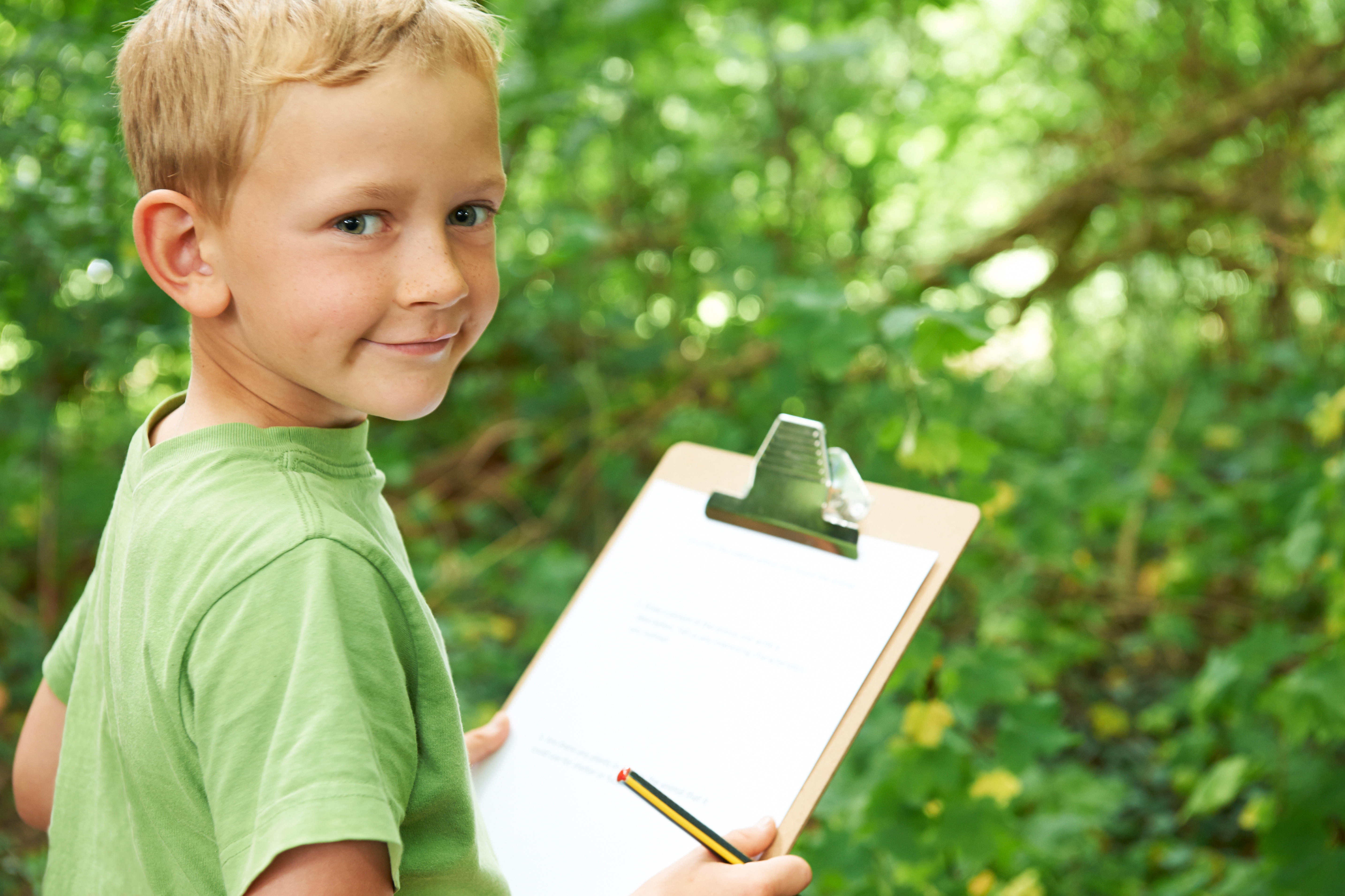 School nature. Мальчик делает проект. Школьники на природе картинки. Школа на природе. Мальчикам на заметку фото.