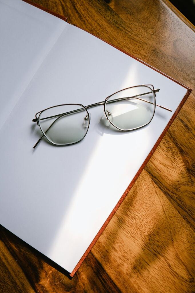 How Glasses Work: The Science Behind Glasses Lenses