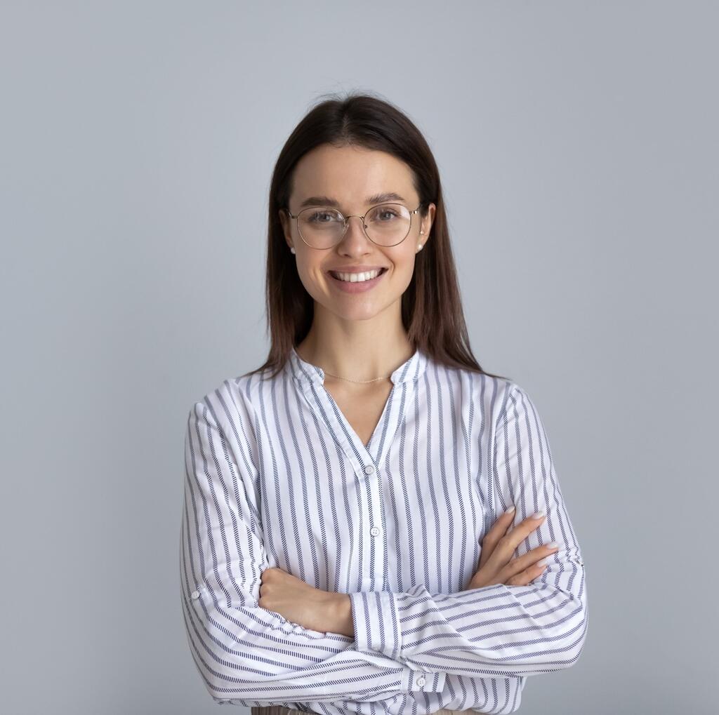 Our Top 7 Reasons to Choose Prescription Glasses Over Ready Readers