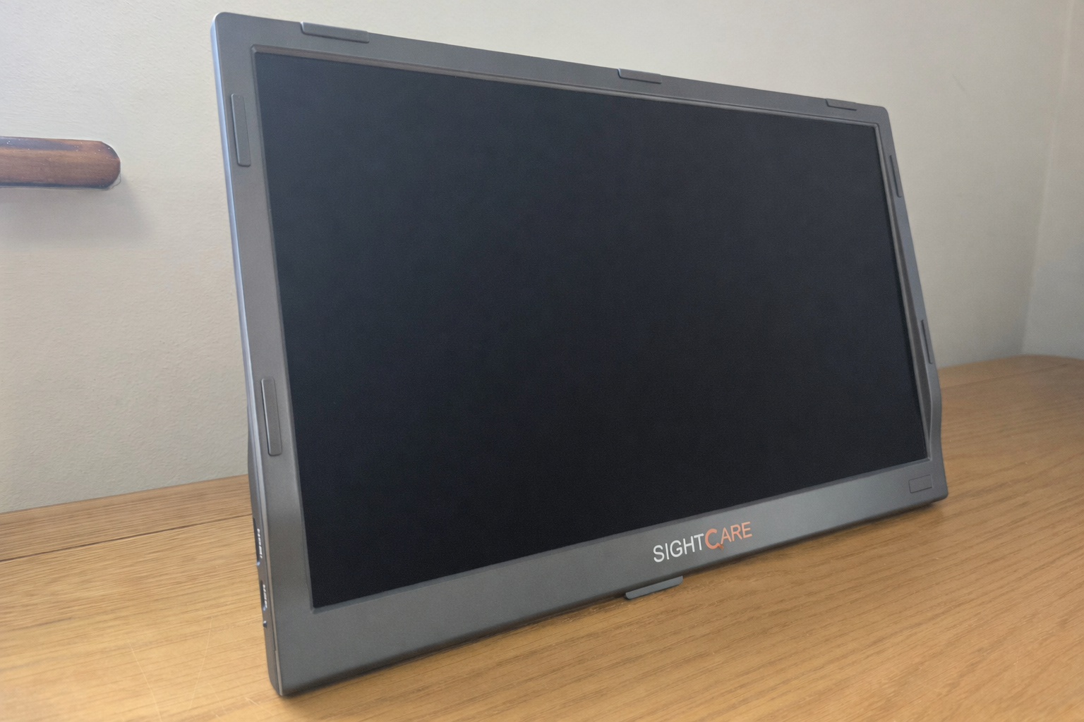 CloverBook XL Multiview screen on a wooden table