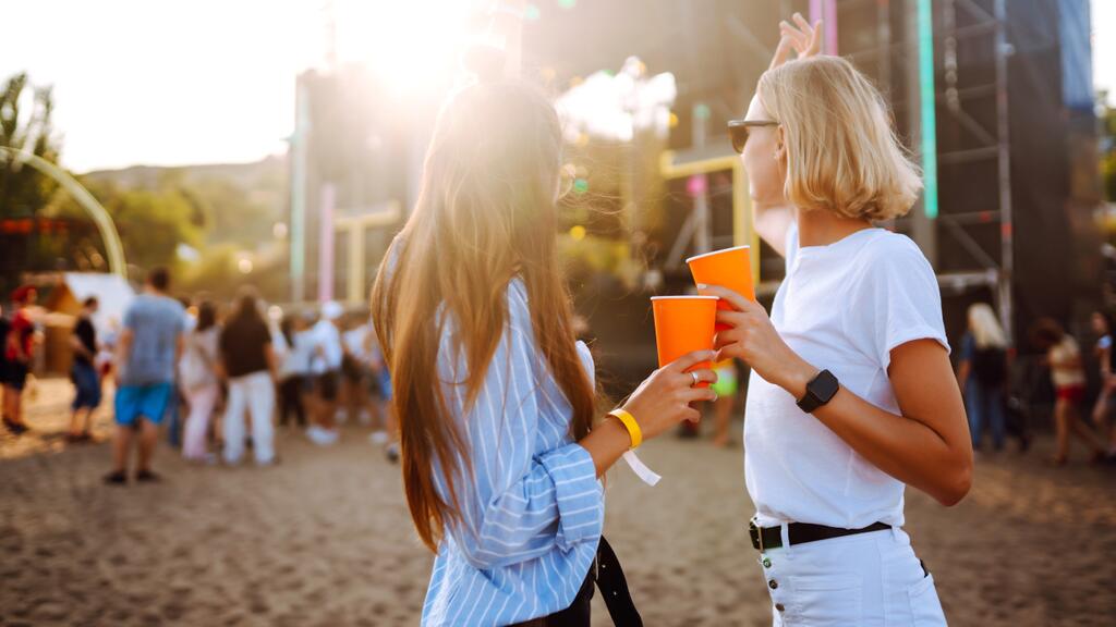 What cups are best for using at a festival? Single-use paper or plastic versus reusable plastic