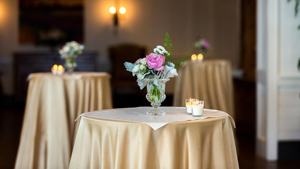 Should Restaurants Use Table Linen?