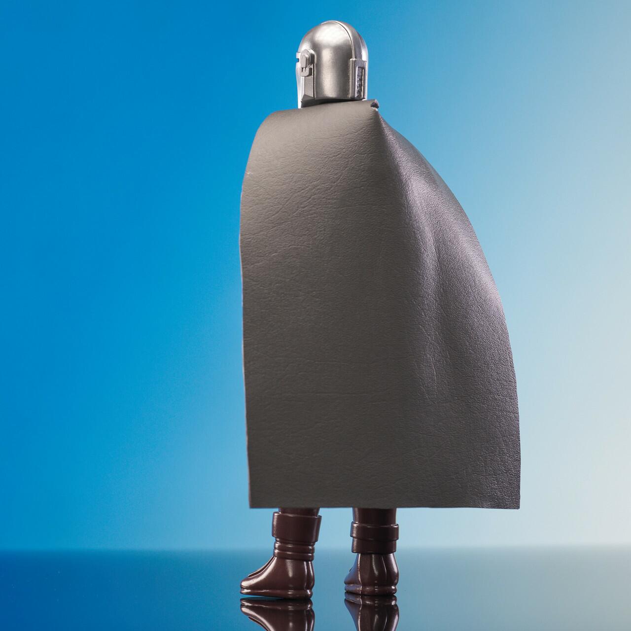 The Mandalorian™ (Beskar) Jumbo Figure © 2023 Gentle Giant Ltd.