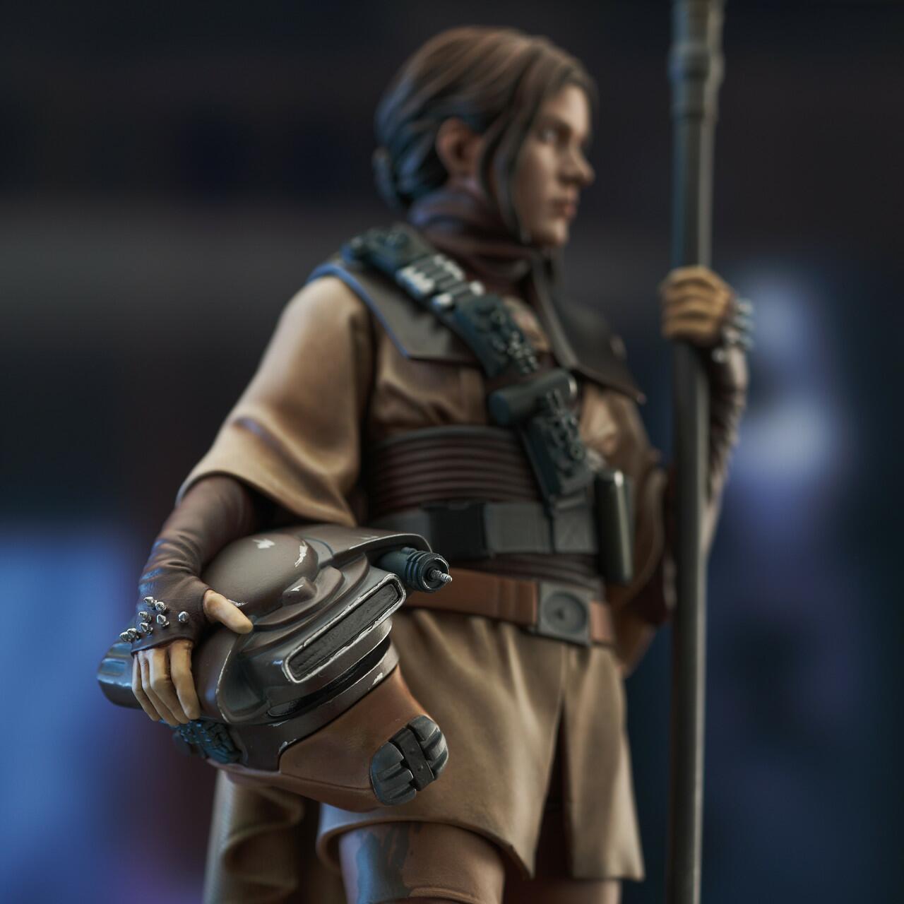 Leia Organa™ (in Boushh™ Disguise) Premier Collection Statue © 2023 Gentle Giant Ltd.