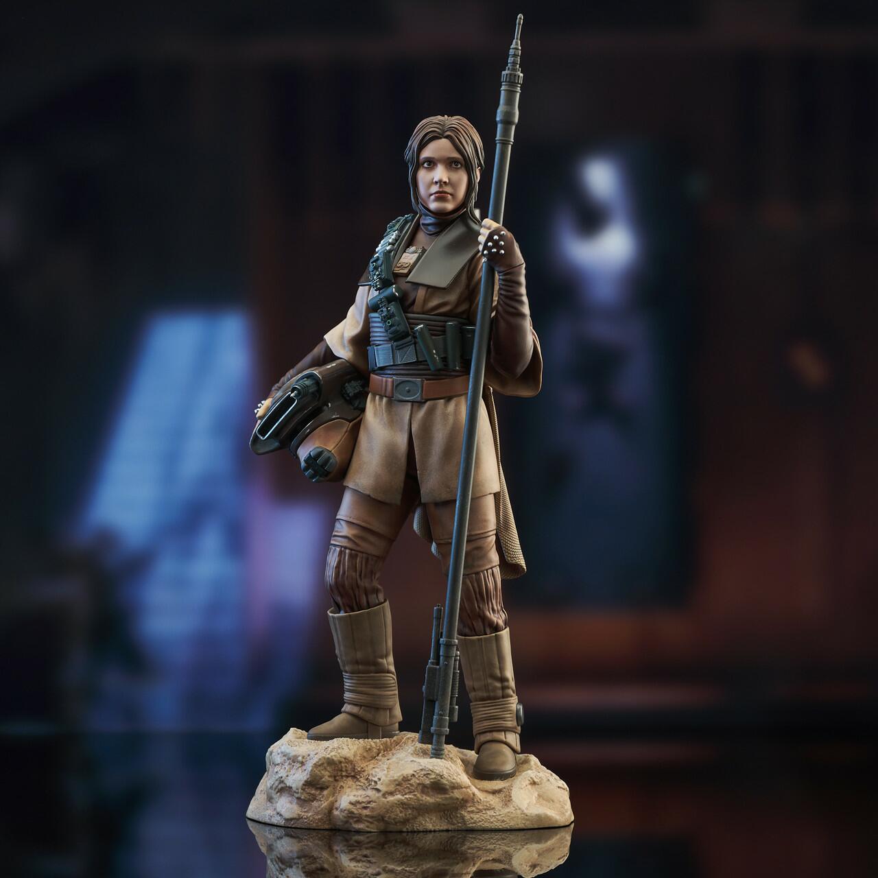 Leia Organa™ (in Boushh™ Disguise) Premier Collection Statue © 2023 Gentle Giant Ltd.