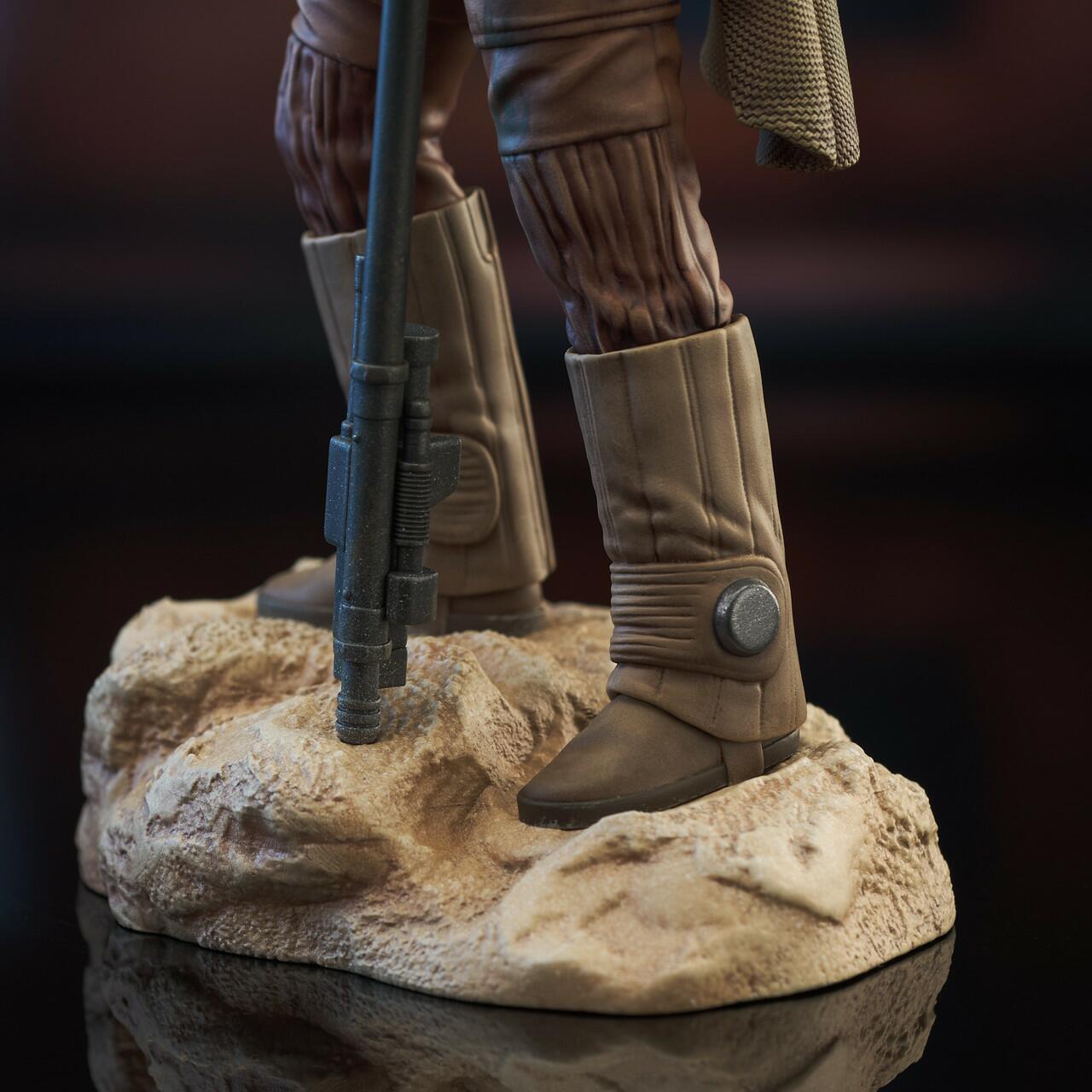 Leia Organa™ (in Boushh™ Disguise) Premier Collection Statue © 2023 Gentle Giant Ltd.