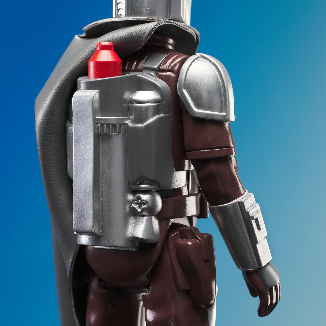 The Mandalorian™ (Beskar) Jumbo Figure © 2023 Gentle Giant Ltd.