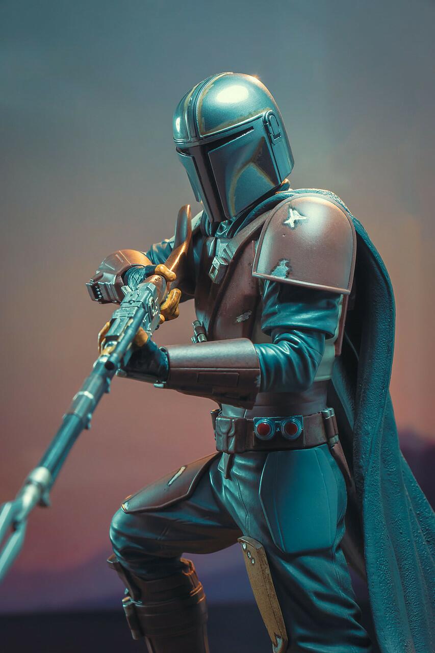 The Mandalorian Premier Collection Statue © 2023 Gentle Giant Ltd.