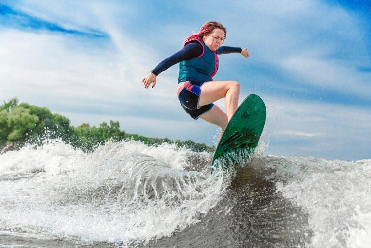 What’s The Difference Between Wakeboarding & Wakesurfing?