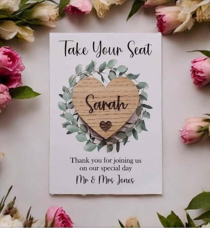 100 Etichette Personalizzate Per Bomboniere E Regali – Cartellini Kraft Con Bordo Smerlato (4.5x4.5 Cm) – Tema Love Is Sweet