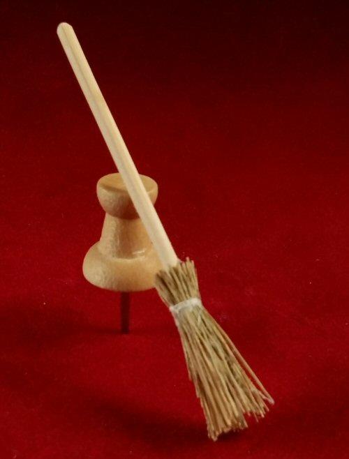 1/24th scale broom with push pin for size