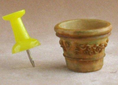 1/24th scale Victorian Buff coloued Plant Pots