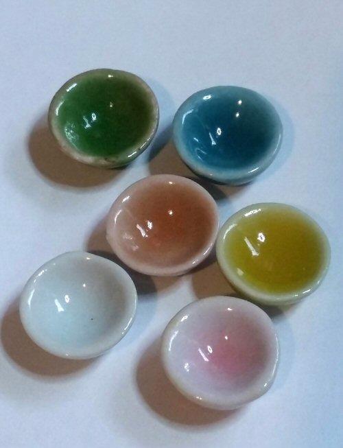1/24th scale Coloured Dishes or bowls
