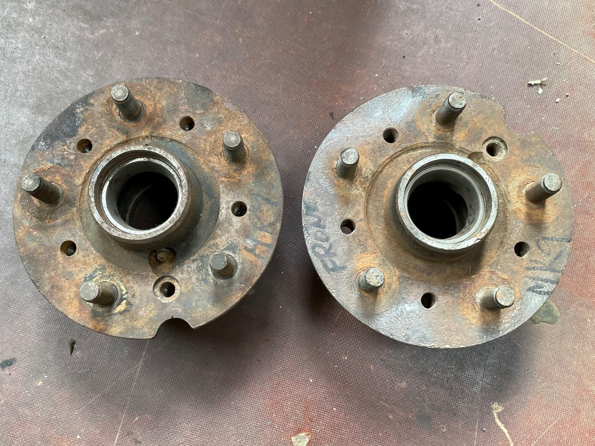 C14450 ORIGINAL & RARE PAIR OF JAGUAR MK9 BOLT ON WHEEL FRONT HUBS