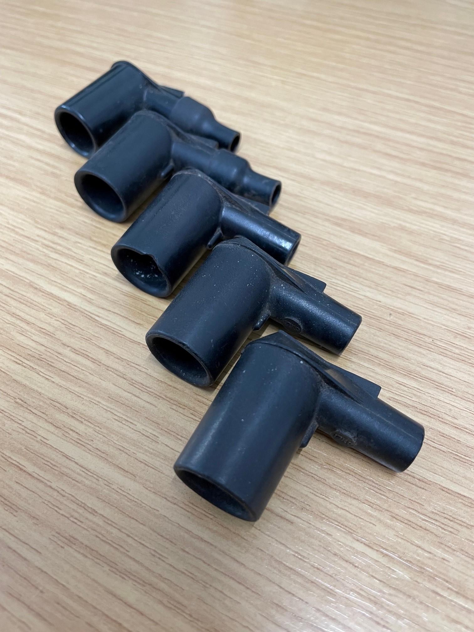 VERY RARE ORIGINAL SET OF 5 CHAMPION WCX600 SPARK PLUG CAPS FOR 4.2 ETYPE