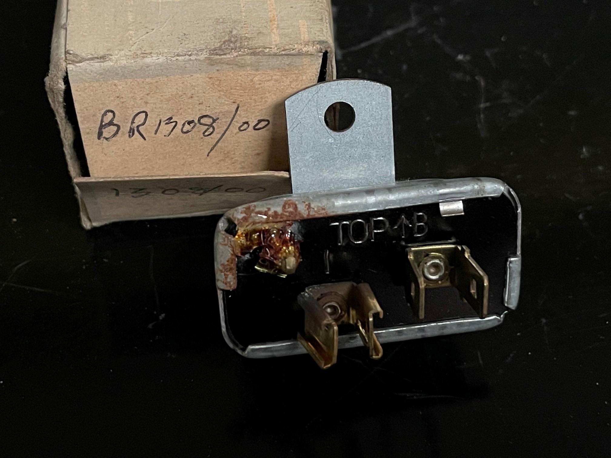 BR1308/00 ORIGINAL SMITHS JMGB / TRIUMPH VOLTAGE STABILIZER (NEG. EARTH