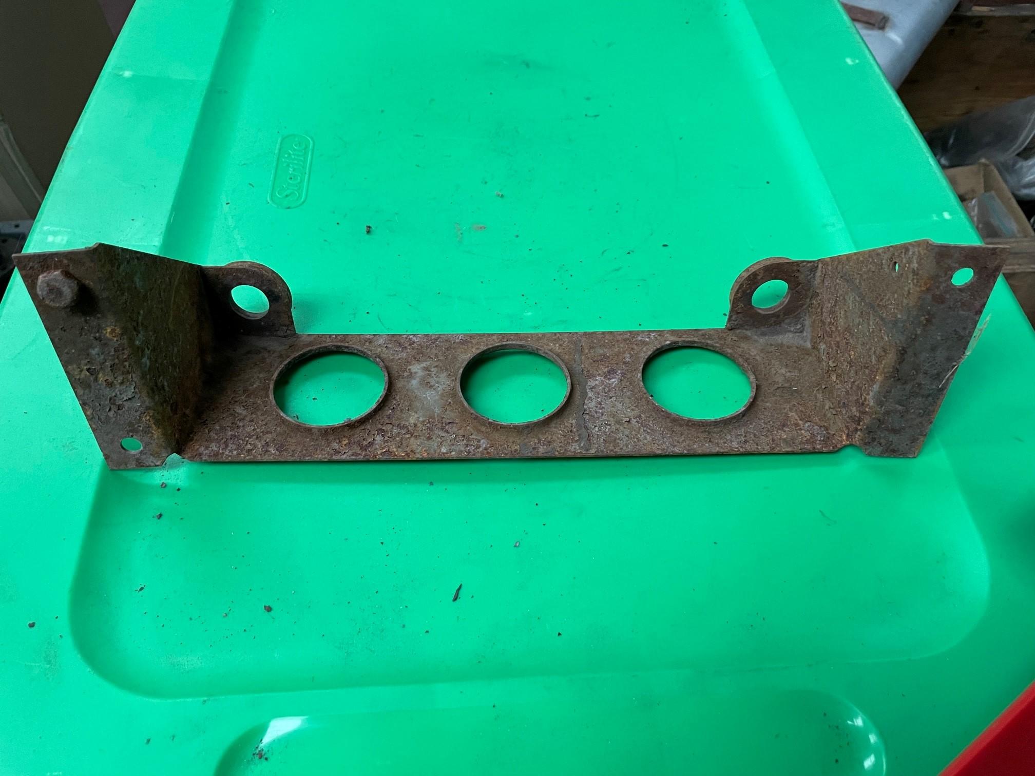 C16768 ORIGINAL ETYPE S1 3.8 HEADER / EXPANSION TANK BRACKET (C)