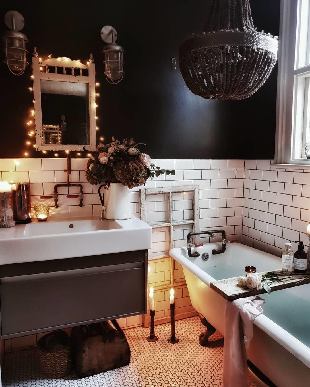 Monochrome bathroom by Malmo & Moss