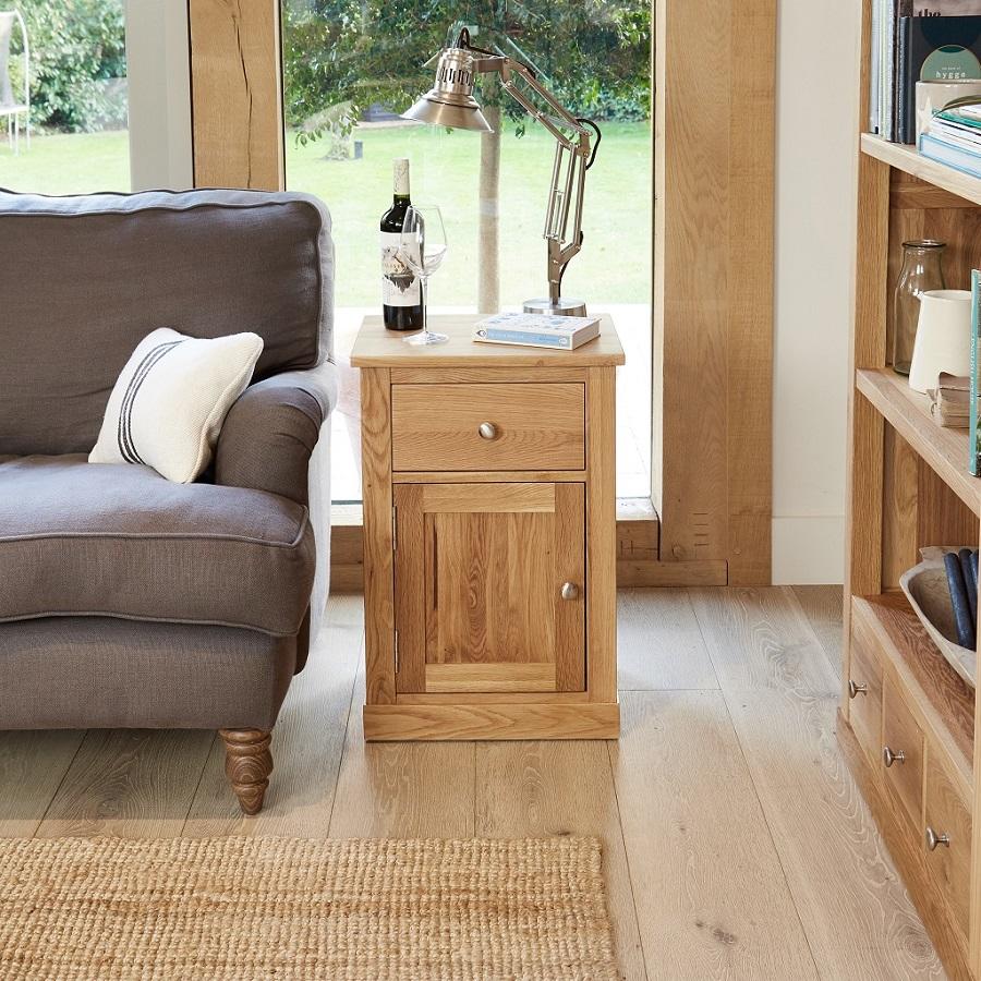 Classic Oak Bedside Cabinet