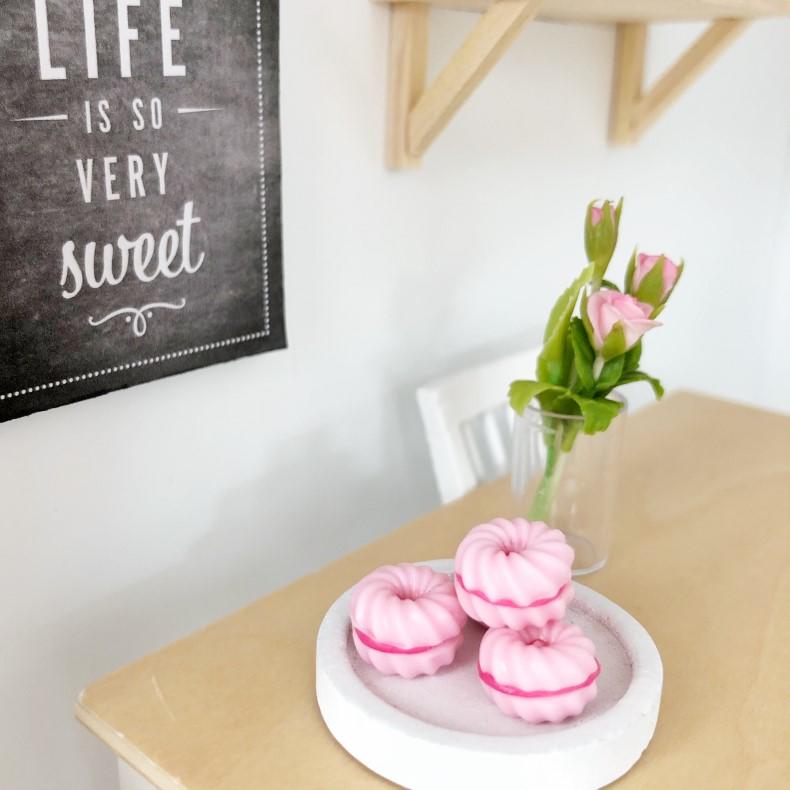 miniature dollhouse cakes, dollhouse macaroons, mini macaroons