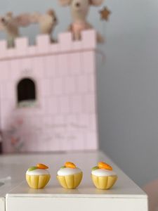 miniature dollhouse carrot cakes