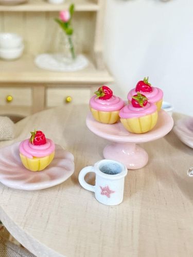 miniature strawberry dolls house cupcakes