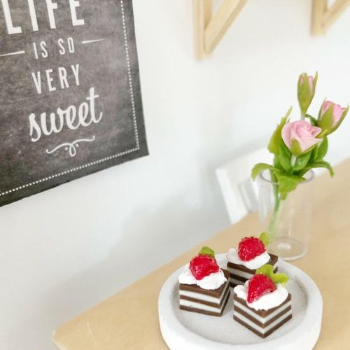 mini dollhouse cakes, miniature chocolate cake