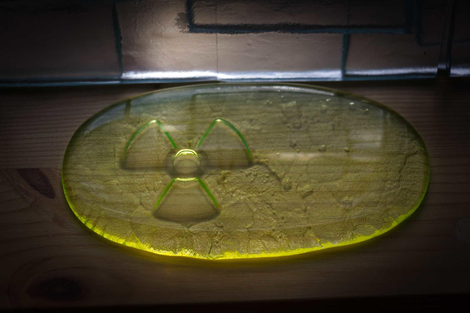 Uranium glass display piece with Trefoil Motif and crackle effect