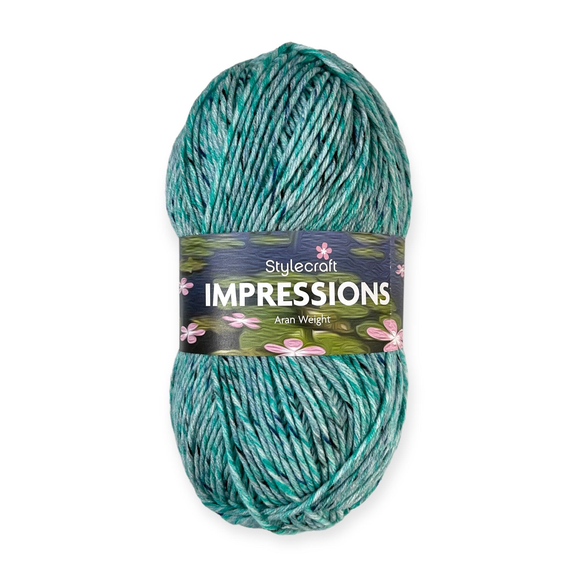 Stylecraft Cartamodello Per Maglia N. 10008 – Impressions Aran – 2 Design Facili Per Maglioni Da Donna – Include Taglie Forti, Ferri 5mm, Tensione 18 Maglie