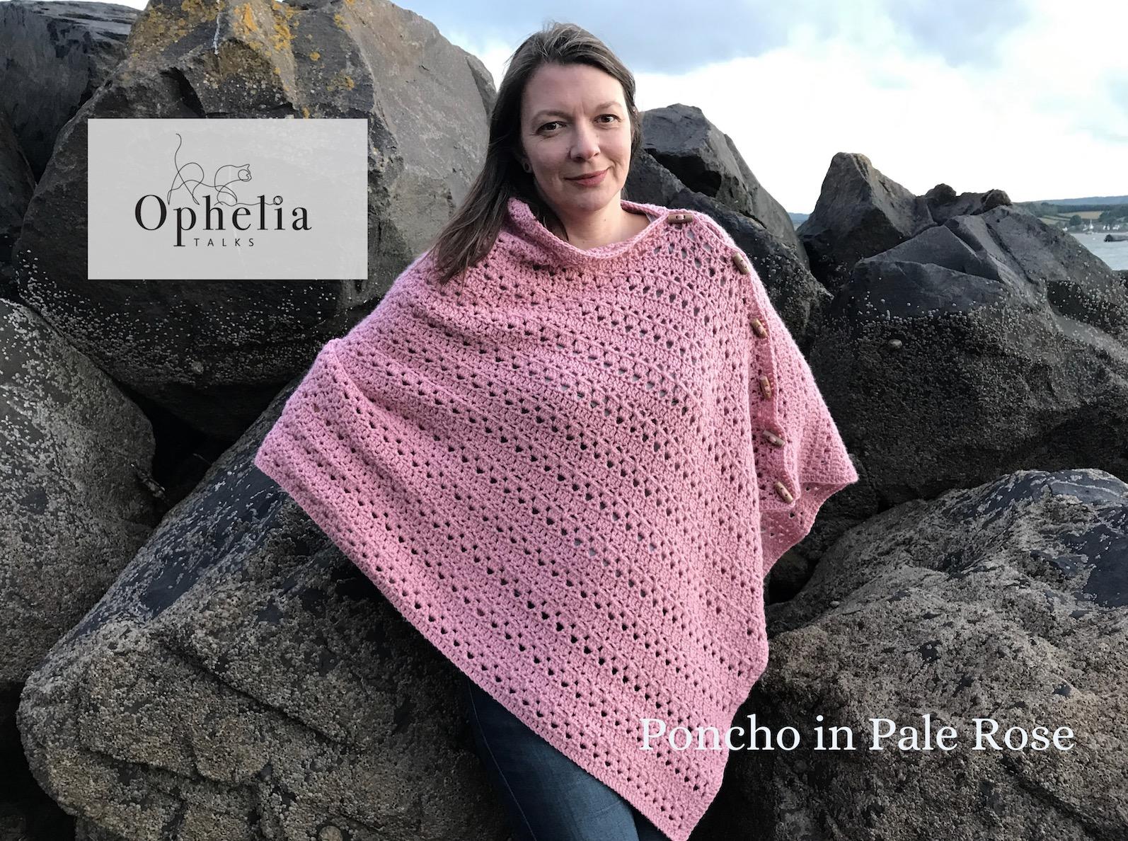 Poncho in pale rose