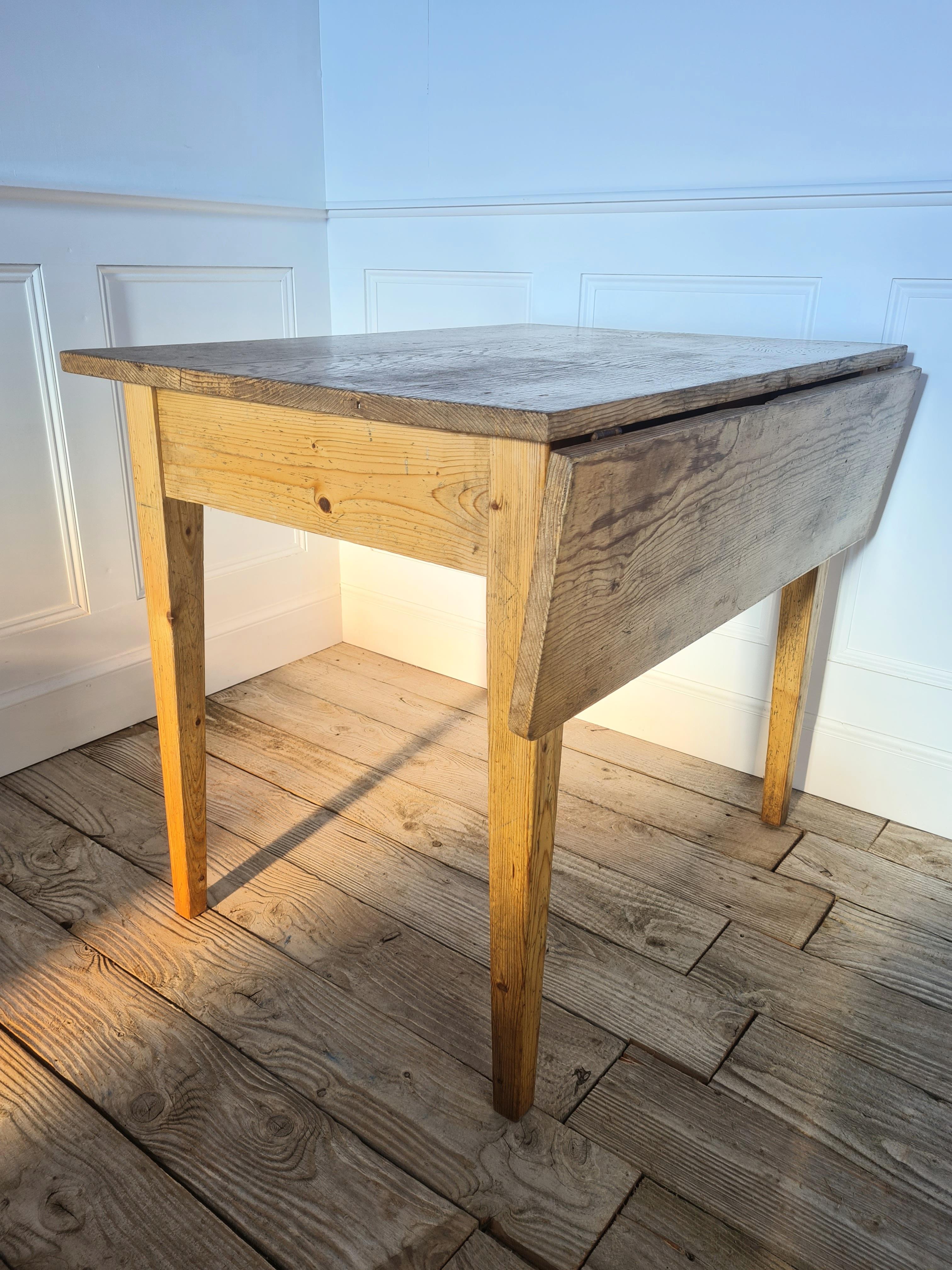 Pine gateleg store table