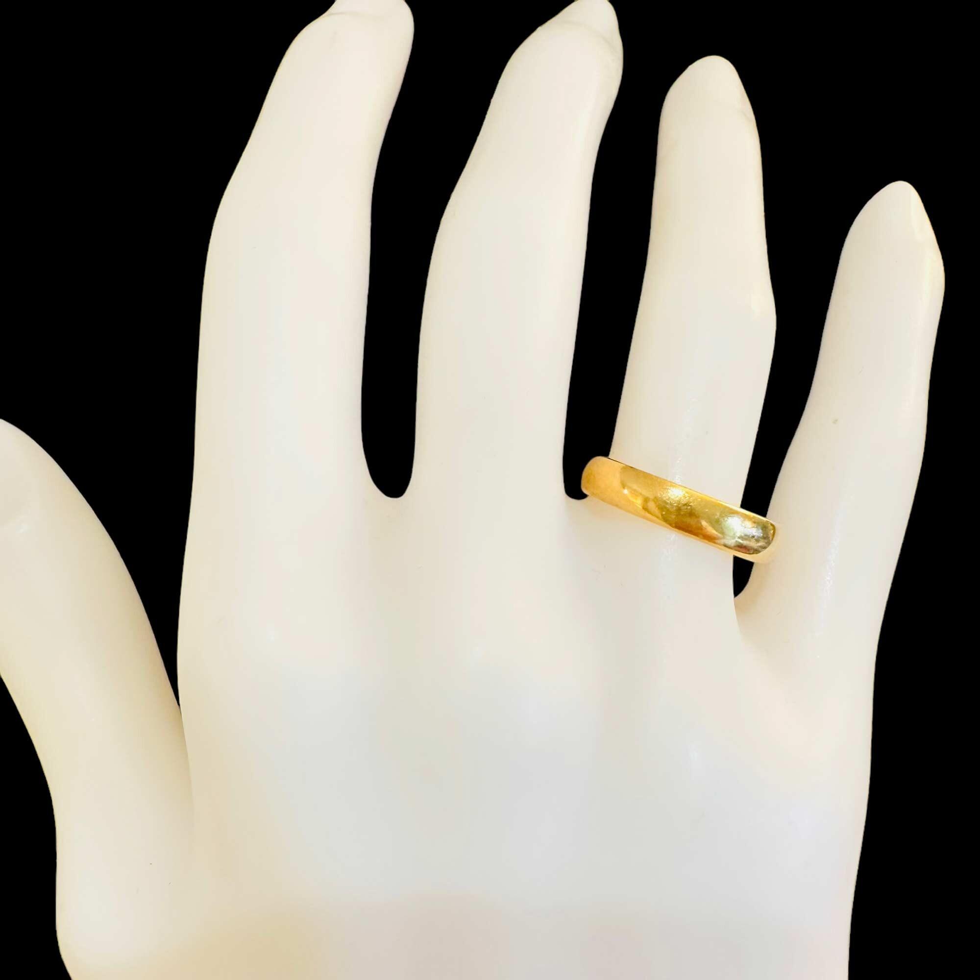 Vintage 22ct yellow gold Art Deco wedding band, hallmarked Birmingham 1931. UK size N, USA 6.75, 3.4g, good condition.