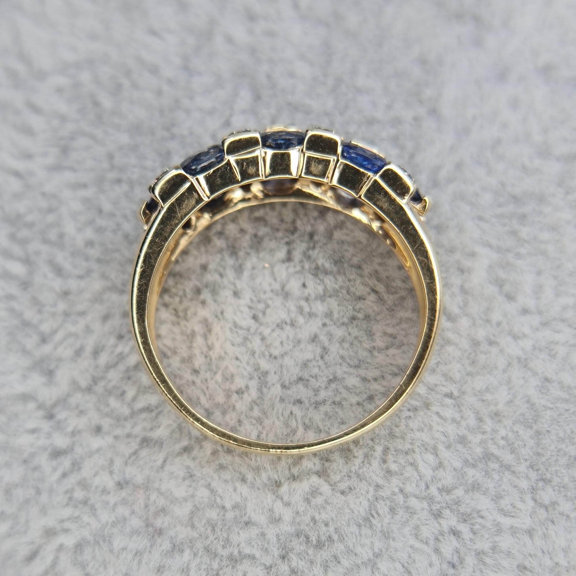 Dazzling statement ring with cornflower-blue sapphires and diamonds in chequerboard design, 18ct gold, Y2K stamp, 1.33ct total.