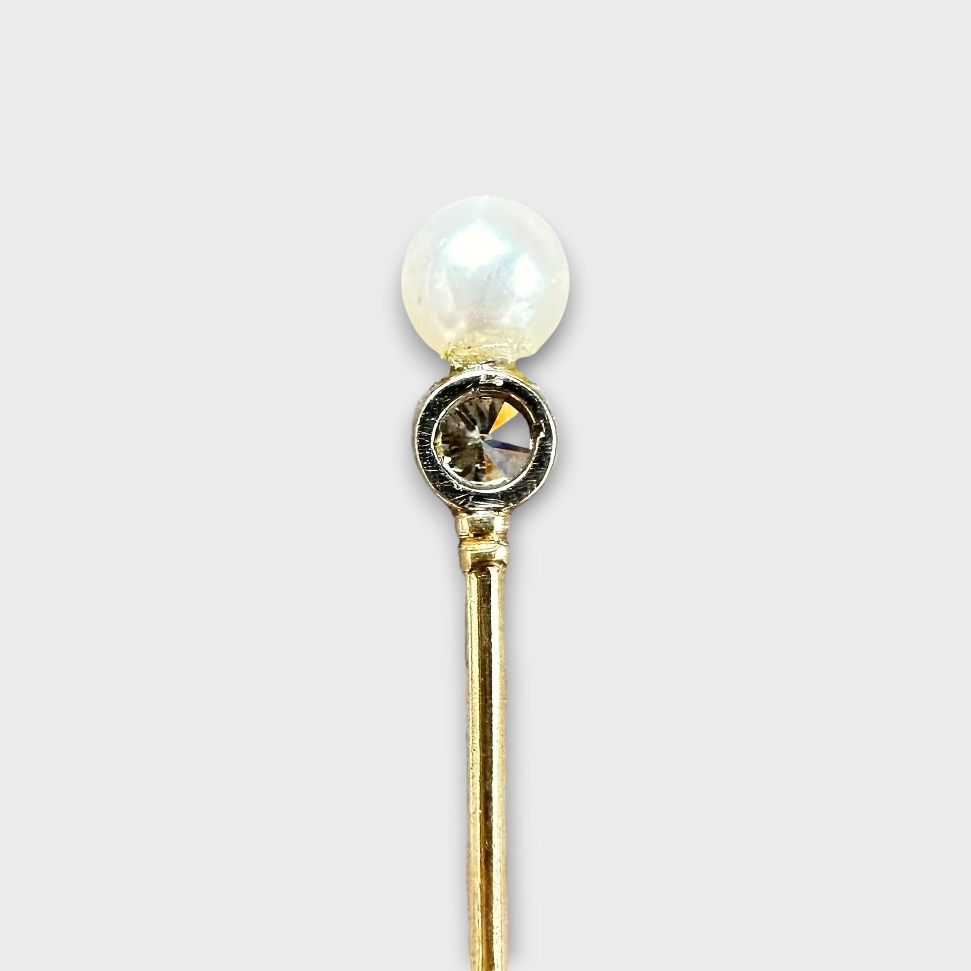Antique stickpin with diamond and pearl, Edwardian era. Classic sophistication in 15carat gold. Ideal addition to any collection!