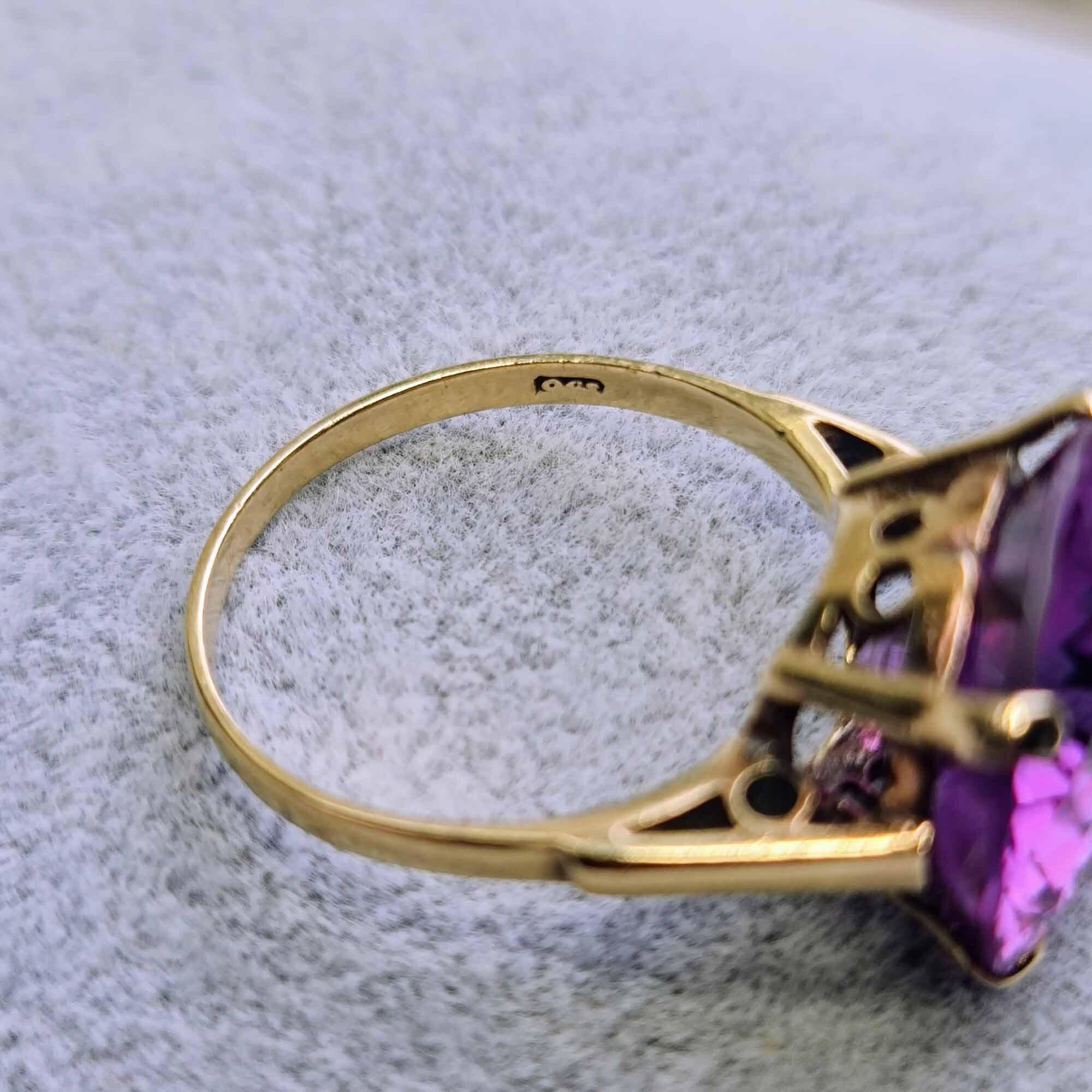 Stunning round-cut amethyst ring in 9ct yellow gold setting, flashes of indigos, violets, and purples, 12 carats, UK size R, USA size 8.75.
